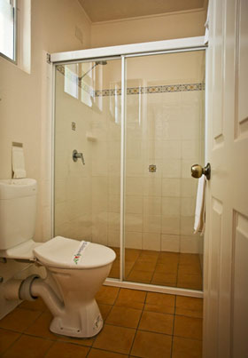 Accommodation at Abbotsleigh Motor Inn - Family Room Bathroom