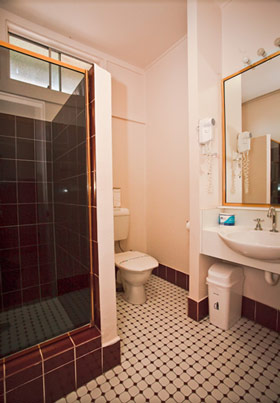 Accommodation at Abbotsleigh Motor Inn - Family Suite Bathroom